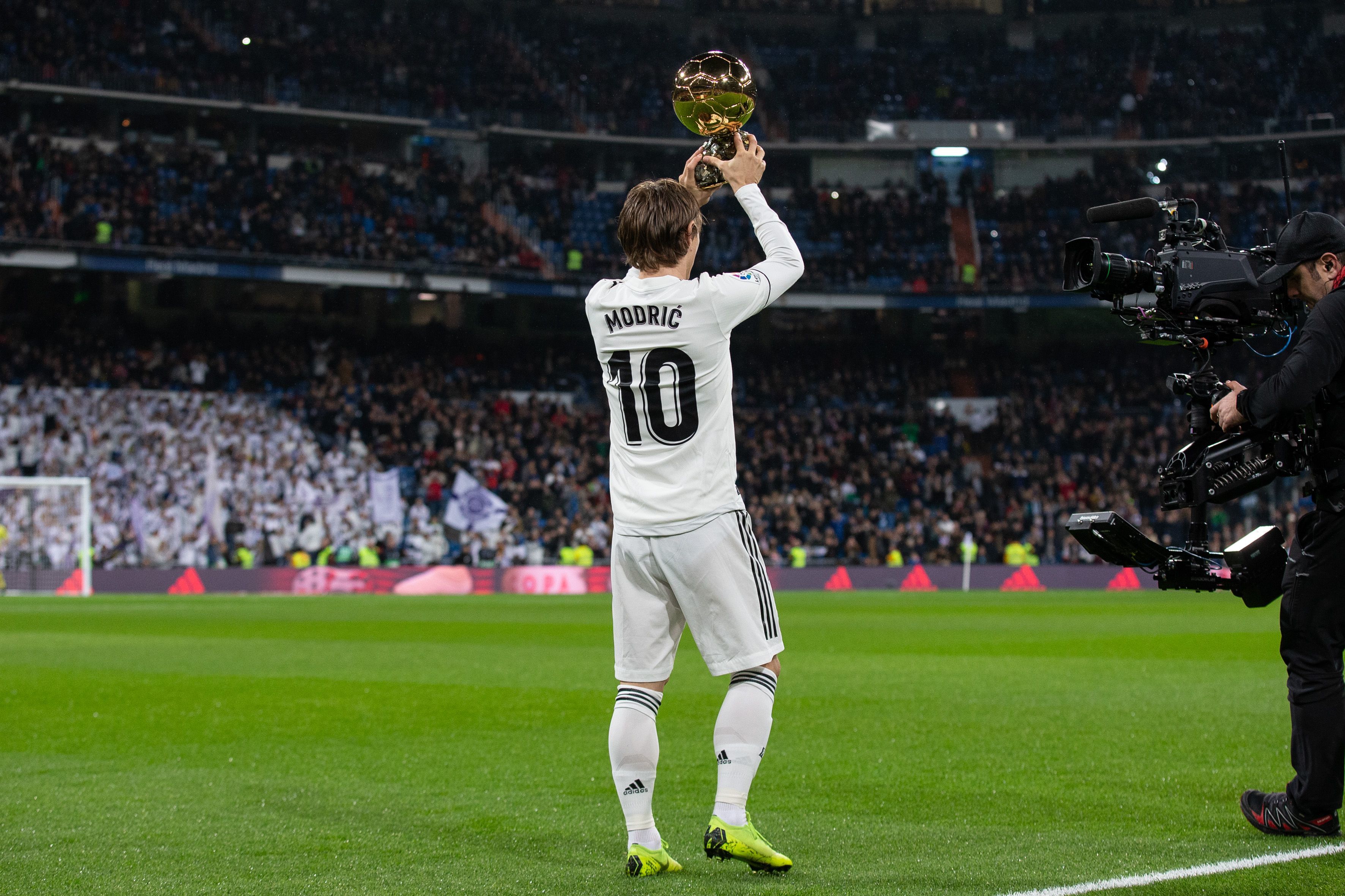 福登闪击破纪录+补时绝杀，铁卫送点恩梅查手刃旧主，曼城3-2鱼腩