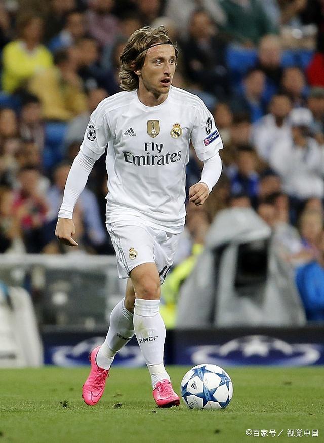 球星突破防线送出制胜球