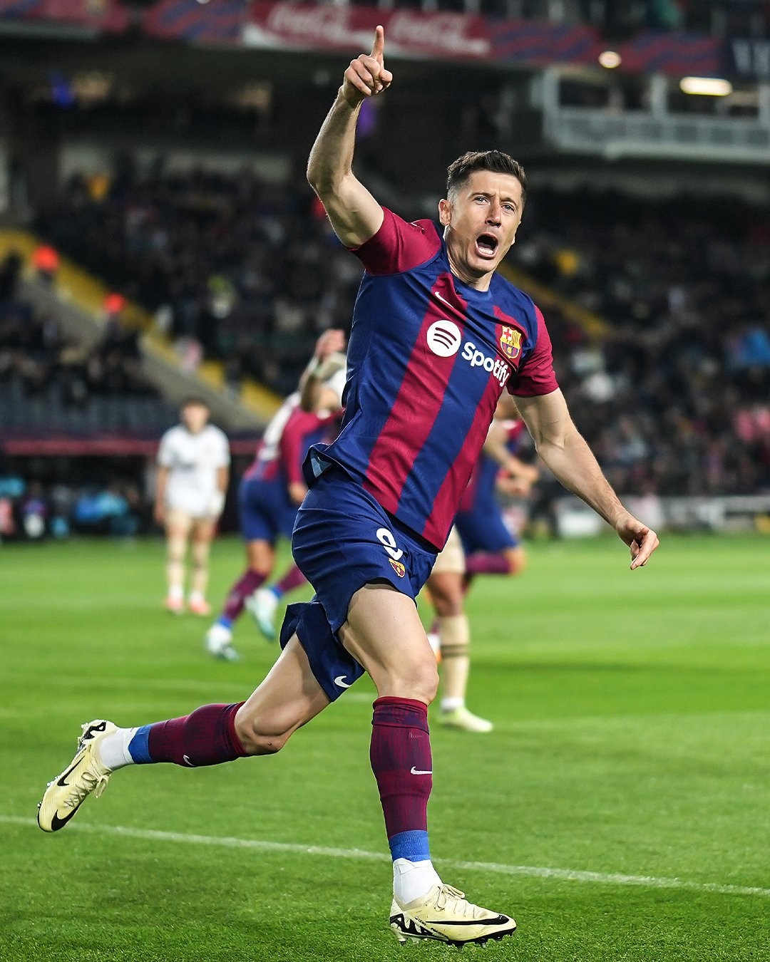 越来越大了，泰州高速口已经搭好巨幅“苏超”冠军标语