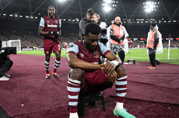 两张合影，一张和老乡一张和金靴。赛前法比奥说这场...